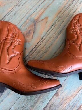 Soda Women's Brown Western Heeled Boots cowgirl